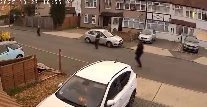 VIDEO Imagini șocante în Londra. Un azilant afgan intrat ilegal în UK a înjunghiat mortal un bărbat: „A ieșit pe stradă cu un cuțit mare în mână, ca un nebun”