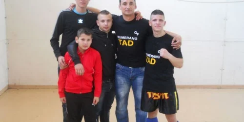 Sportivii învingători alături de antrenorii lor 