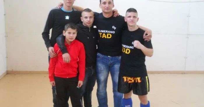 Sportivii învingători alături de antrenorii lor