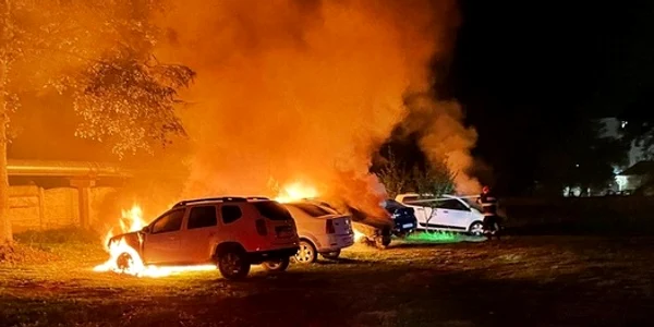 8 masini și un microbuz au ars într-un FOTO ISU Bacău