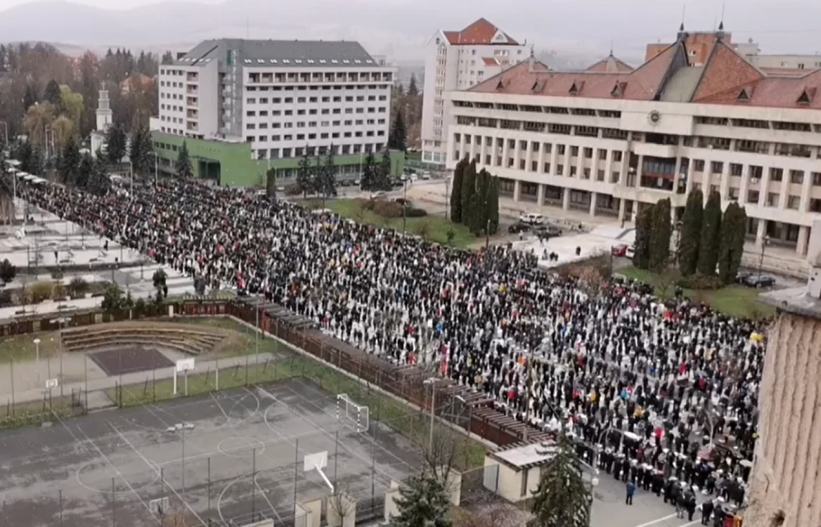 Este pentru prima dată, în ultimii doi ani, când ceremonialul se desfăşoară fără restricţii. FOTO: captura video