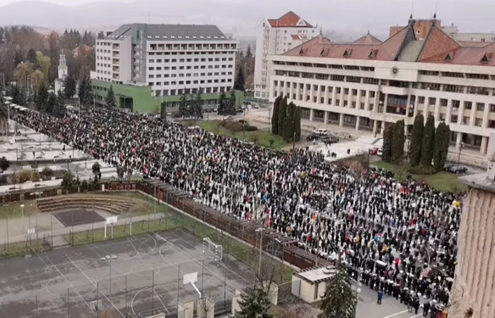 Este pentru prima dată, în ultimii doi ani, când ceremonialul se desfăşoară fără restricţii. FOTO: captura video