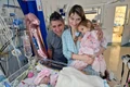 Părinții i au fost alături fetiței în tot acest timp jpg