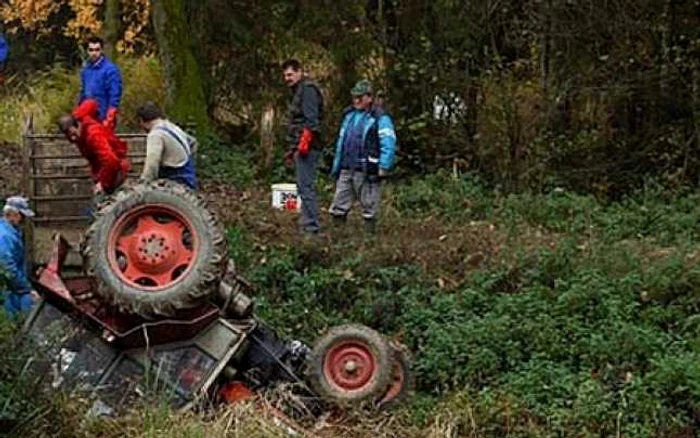 Satu Mare: A murit strivit de propriul tractor