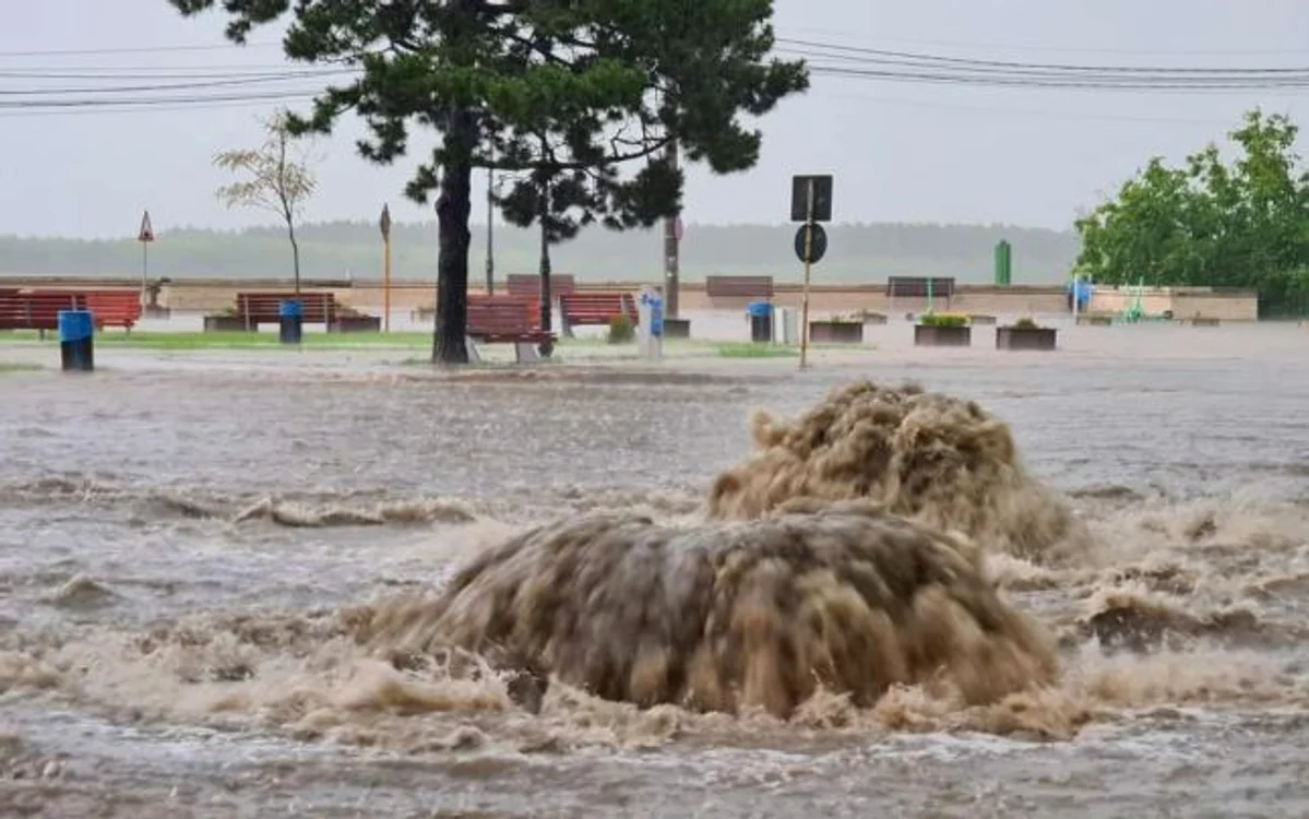 Străzile orașului Galați au fost inundate Sursă foto: Facebook/Daniel Chetroni