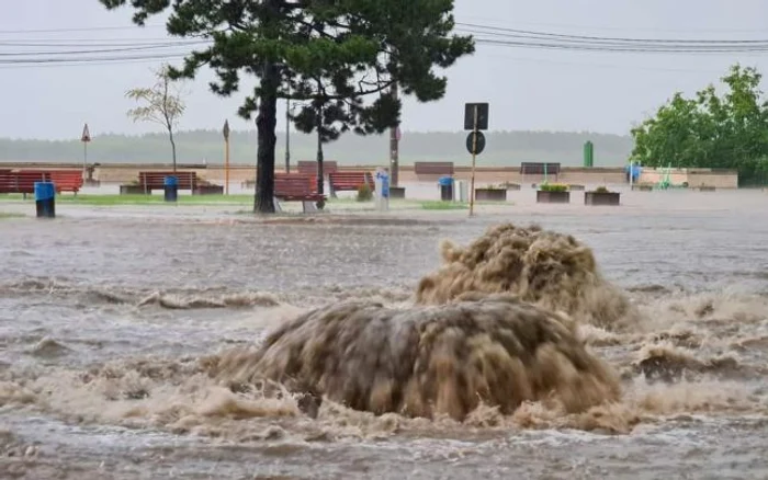 Străzile orașului Galați au fost inundate Sursă foto: Facebook/Daniel Chetroni