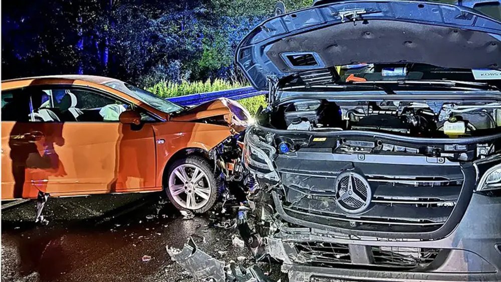 Un român angajat la Amazon Germania s-a îmbătat și a distrus un Mercedes pe care tocmai ce-l primise