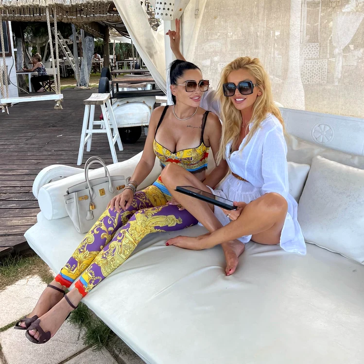 Brigitte si sora ei Cristina Szeifert in vacanta in Puglia Italia (6) jpg