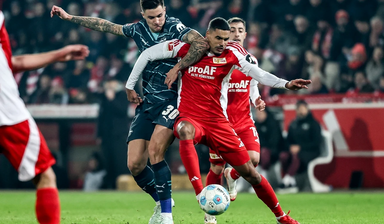 Benjamin Šeško (stânga) va îmbrăca tricoul lui Manchester United (FOTO: EPA)