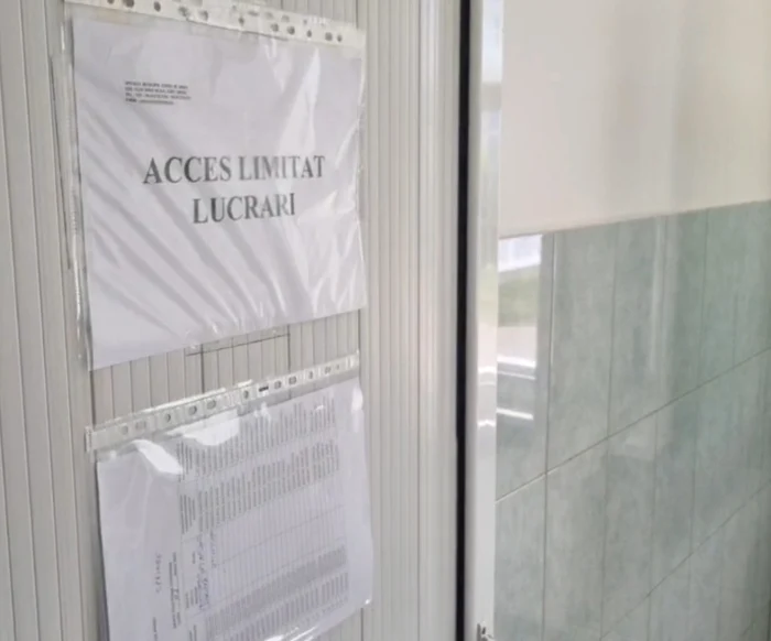 După scandal au apărut afișe pe uși Foto: captură video Primăria Curtea de Argeș