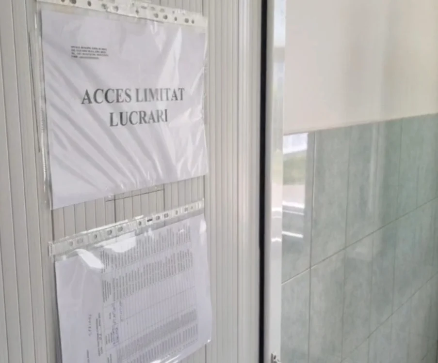 După scandal au apărut afișe pe uși Foto: captură video Primăria Curtea de Argeș