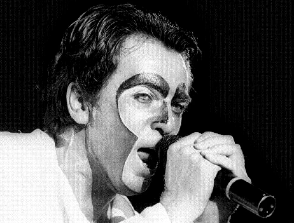 Peter Gabriel, în concert, în Olanda (1983). Spectacolele sale sunt o combinaţie fascinantă de muzică şi reprezentaţie teatrală. FOTO Guliver/Getty Images
