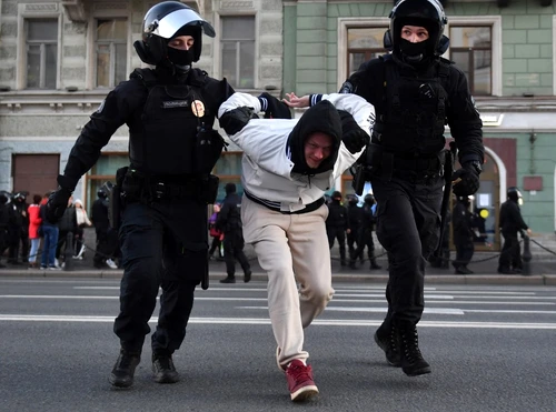 Protestatar reținut de forțele de ordine la Sankt Petersburg Foto AFP