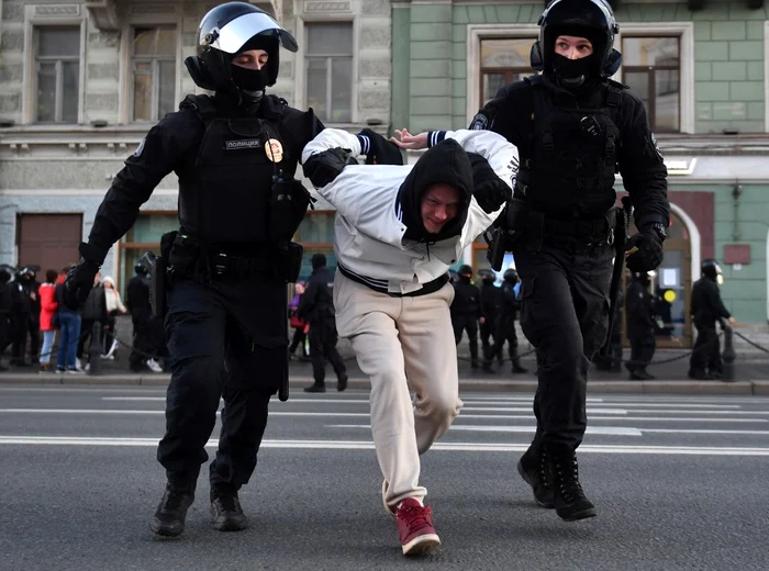 Protestatar reținut de forțele de ordine la Sankt Petersburg Foto AFP