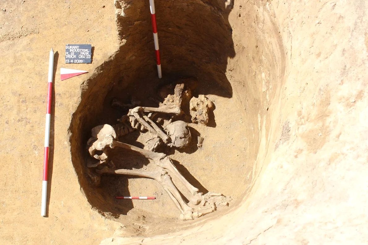 Scheletul unui soldat roman a fost găsit într-o groapă dintr-o tabără militară din Slovacia (© ArÚ SAS – M. Ruttkay, M. Vojteček, M. Cheben, MH Invest)