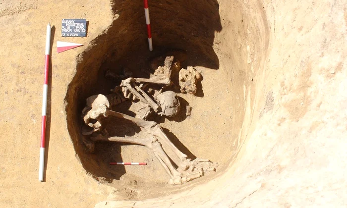 Scheletul unui soldat roman a fost găsit într-o groapă dintr-o tabără militară din Slovacia (© ArÚ SAS – M. Ruttkay, M. Vojteček, M. Cheben, MH Invest)