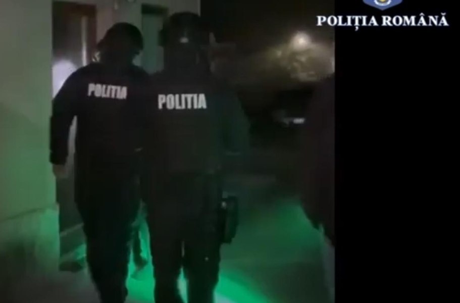 Un bărbat care îşi oferea serviciile sexuale pe Internet, bătut crunt de opt tineri care i-au întins o capcană