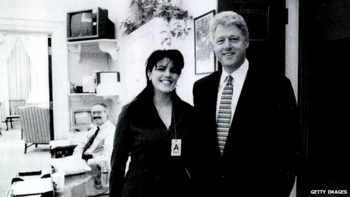 Monica Lewinsky, pe când era stagiar la Casa Albă, împreună cu preşedintele american de atunci, Bill Clinton