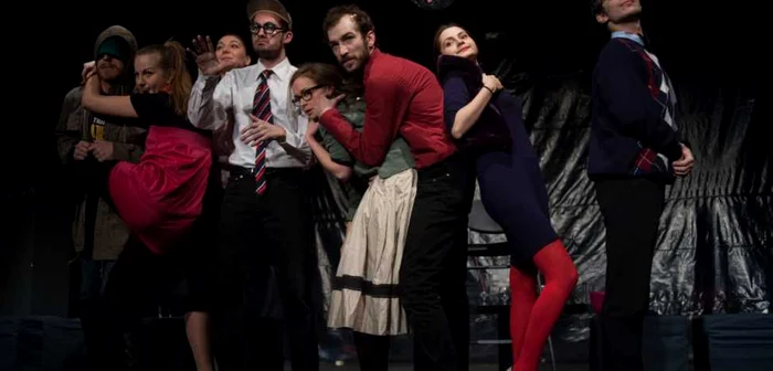 Actorii din spectacolul „Copilul rece“, de la stânga la dreapta: Bogdan Nechifor, Oana Popescu, Sorina Ştefănescu, Conrad Mericoffer, Irina Drăgănescu, Alin State, Cristina Drăghici, Florin Hritcu FOTO: Adi Bulboacă
