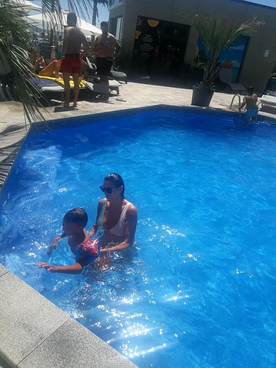 Ramona Gabor, cu nepoțelul la piscină