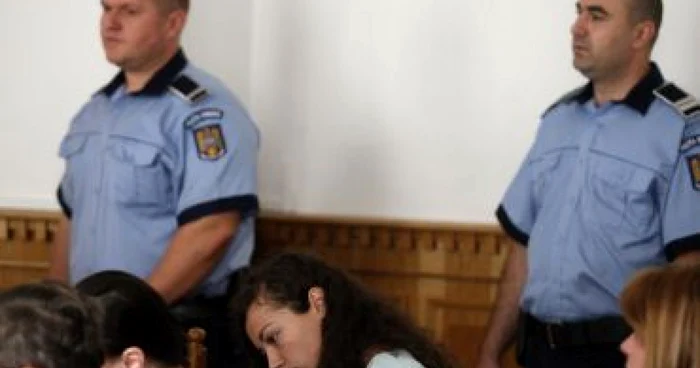 Timişoara: Studenta ucigaşă a fost ţinută patru ore în sala de judecată