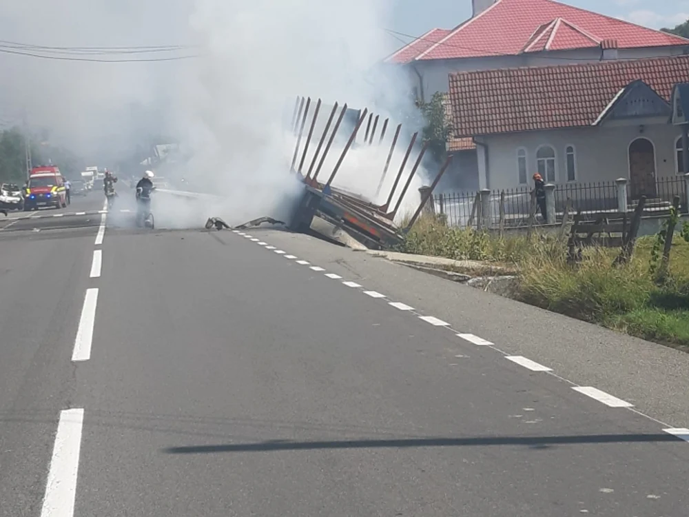 
    Fumul produs în urma accidentului a fost vizibil de la sute de metri   