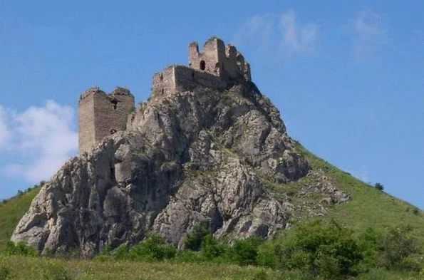 „Cetatea Trascăului“ de la Colţeşti (foto: Wikimedia Commons)