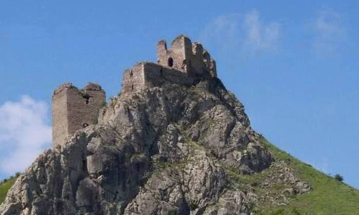 „Cetatea Trascăului“ de la Colţeşti (foto: Wikimedia Commons)