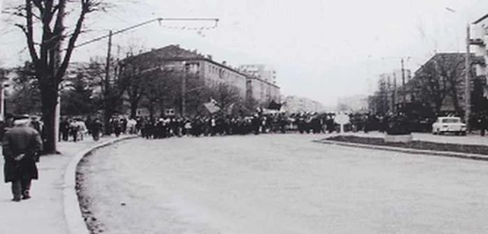 Muncitorii au ocupat principalul bulevard din Braşov, în marşul către judeţeana de partid FOTO arhivă