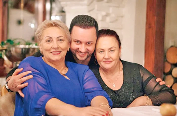 Cu mama şi cu  mama-soacră (stânga)