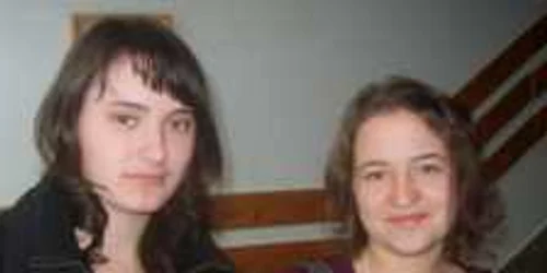 Cătălina Demşa (dreapta) face naveta zilnic 50 de kilometri dus-întors