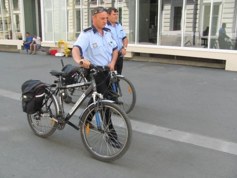 Poliţişti locali au făcut saună pe biciclete vara trecută