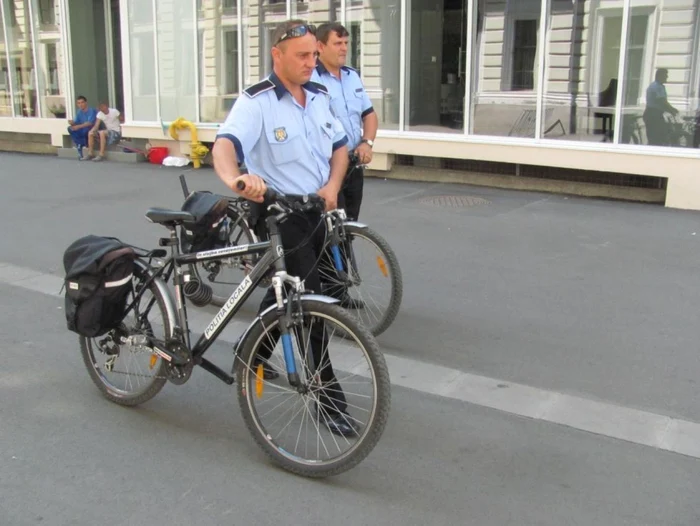 Poliţişti locali au făcut saună pe biciclete vara trecută