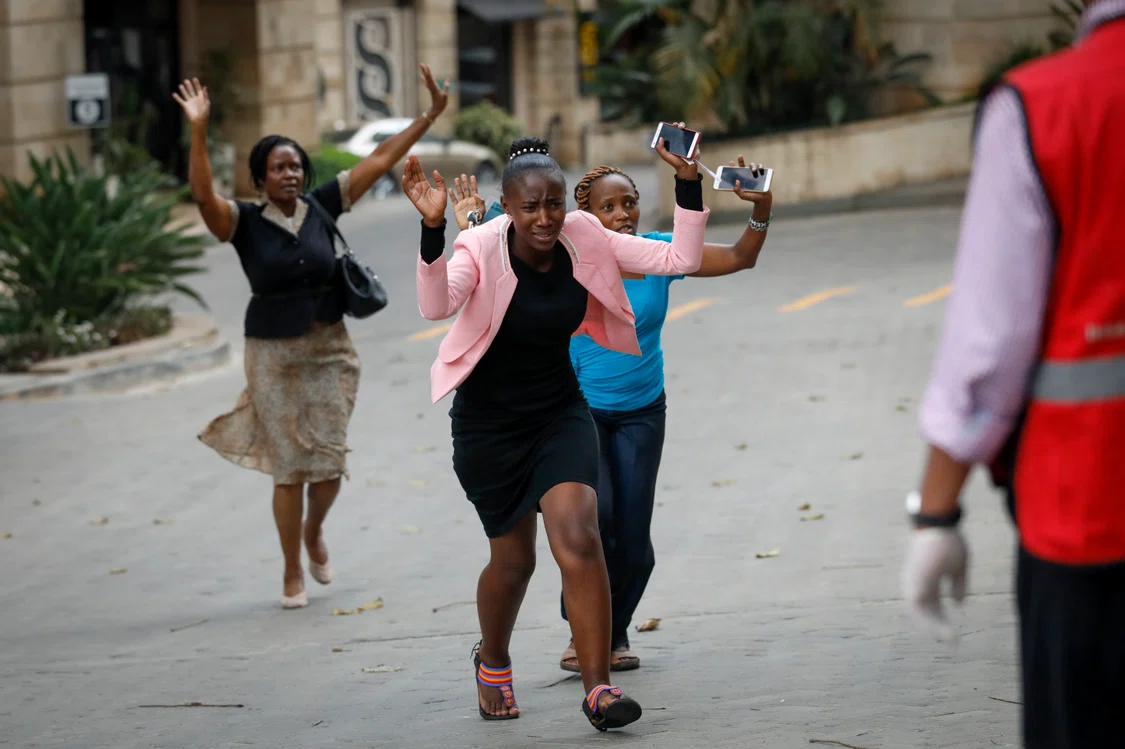 Oamenii panicaţi au fugit din calea teroriştilor afiliaţi al-Shabaab