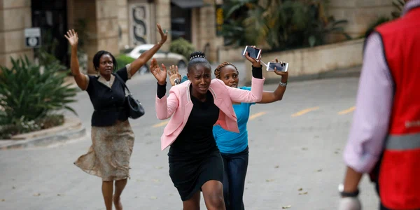 Oamenii panicaţi au fugit din calea teroriştilor afiliaţi al Shabaab jpeg