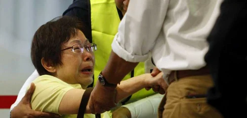 O femeie din Malaezia a aflat că fiica ei se afla pe lista pasagerilor aflaţi în avionul doborât FOTO Reuters