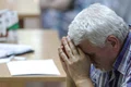 Pensionari discută cu reprezentanții presei și oficialii Caselor de Pensii de care aparțin privind recalcularea pensiei, în București. FOTO Inquam Photos / Octav Ganea