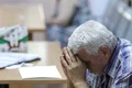 Pensionari discută cu reprezentanții presei și oficialii Caselor de Pensii de care aparțin privind recalcularea pensiei, în București. FOTO Inquam Photos / Octav Ganea
