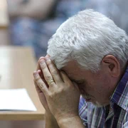 Pensionari discută cu reprezentanții presei și oficialii Caselor de Pensii de care aparțin privind recalcularea pensiei, în București. FOTO Inquam Photos / Octav Ganea