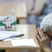 Pensionari discută cu reprezentanții presei și oficialii Caselor de Pensii de care aparțin privind recalcularea pensiei, în București. FOTO Inquam Photos / Octav Ganea