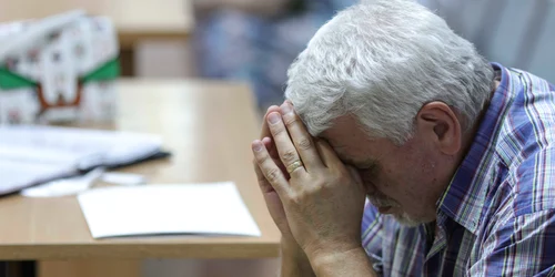 Pensionari discută cu reprezentanții presei și oficialii Caselor de Pensii de care aparțin privind recalcularea pensiei, în București. FOTO Inquam Photos / Octav Ganea