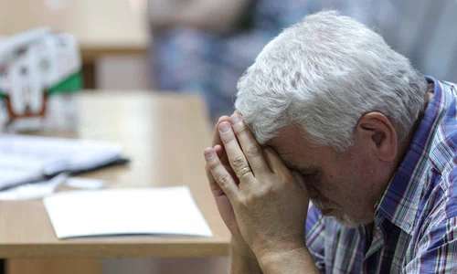 Pensionari discută cu reprezentanții presei și oficialii Caselor de Pensii de care aparțin privind recalcularea pensiei, în București. FOTO Inquam Photos / Octav Ganea
