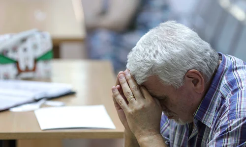 Pensionari discută cu reprezentanții presei și oficialii Caselor de Pensii de care aparțin privind recalcularea pensiei, în București. FOTO Inquam Photos / Octav Ganea