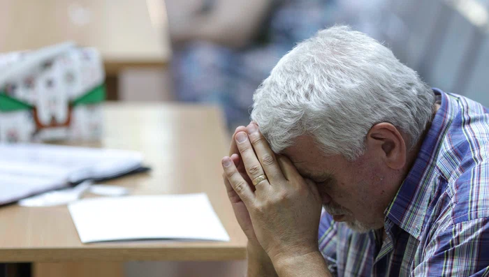 Pensionari discută cu reprezentanții presei și oficialii Caselor de Pensii de care aparțin privind recalcularea pensiei, în București. FOTO Inquam Photos / Octav Ganea