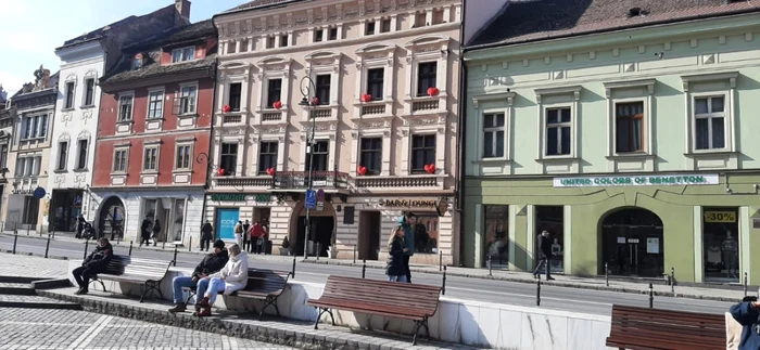 Inimioare la ferestrele unui hotel din Centrul Istoric al Braşovului FOTO Ioan Buciumar