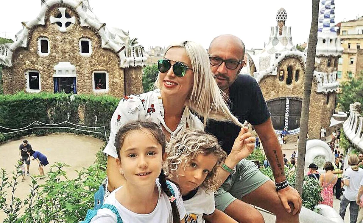 
    Walter Zenga, cu soţia şi cei doi copii, la Barcelona  