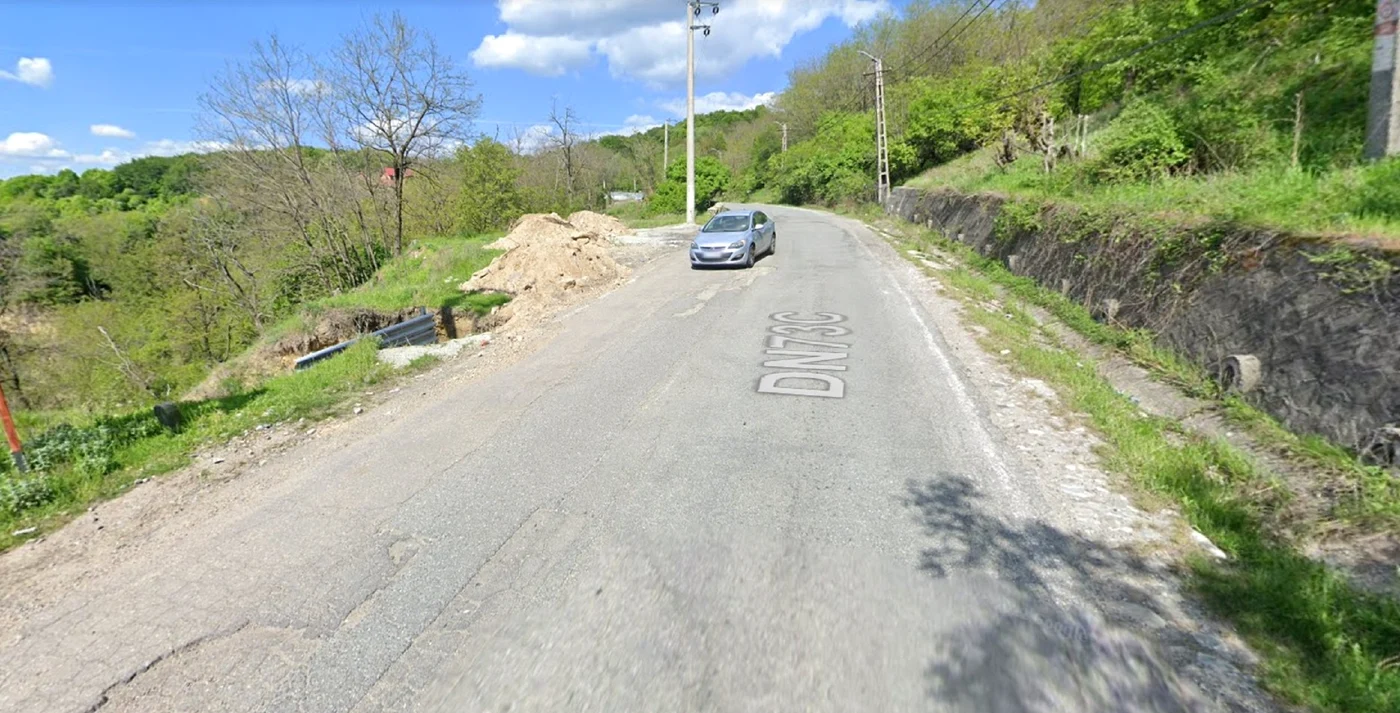 Drum afectat de alunecări care se vrea drum expres între Râmnicu Vâlcea și Autostrada Sibiu Pitești 