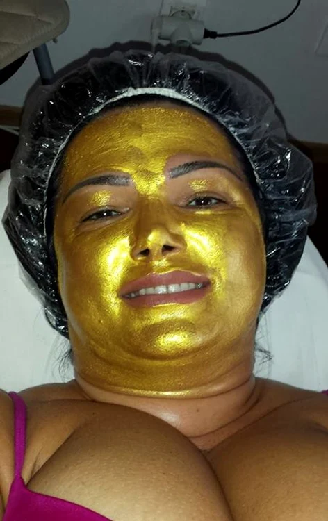 Ozana Barabancea şi-a făcut o mască din particule de aur (foto: Facebook)