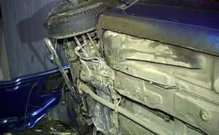 Accidentul s-a foldat cu distrugere maşinii. FOTO: NICOLETA BUTNARU