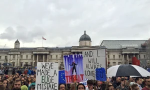 Mii de oameni au mers mai întâi în Trafalgar Square jpeg